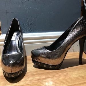 Vera Wang pumps (Barely Worn/Almost new)
